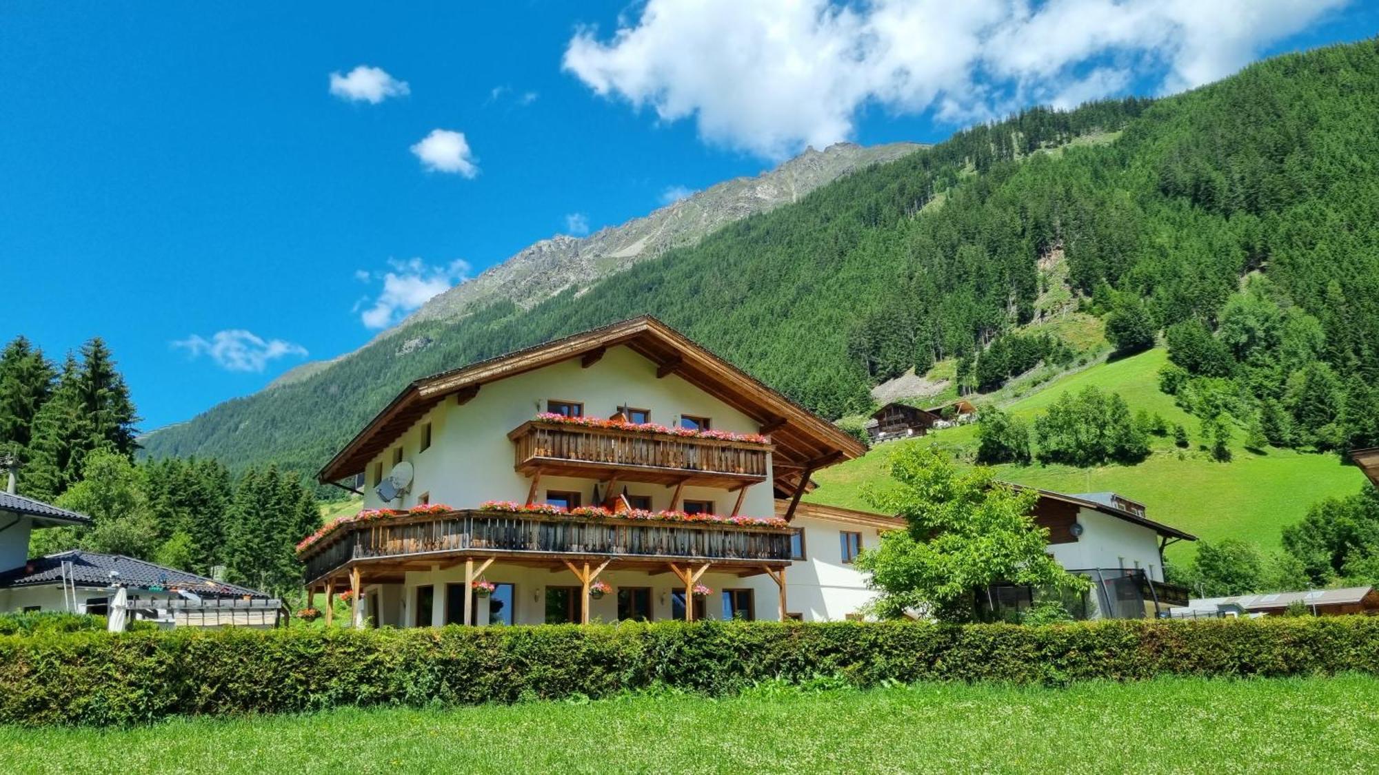 Gastehaus Landhaus Tyrol Hotell Gries im Sellrain Exteriör bild